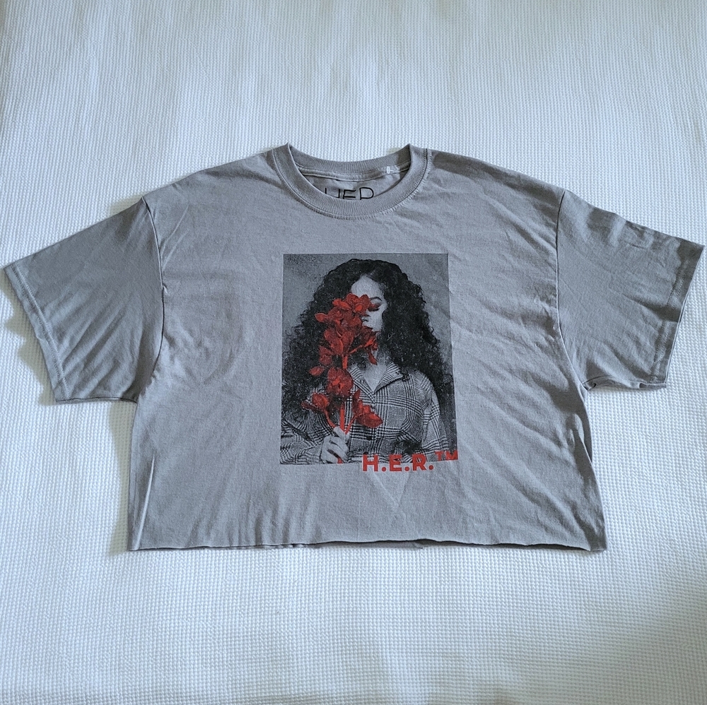 Goodie Two✌ Sleeves H.E.R. (Gabriella Sarmiento Wilson)🎤 Graphic Tee👕 - NWT - Picture 9 of 13